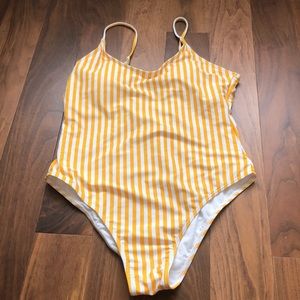 💛🤍 Yellow and white striped one piece bathing suit